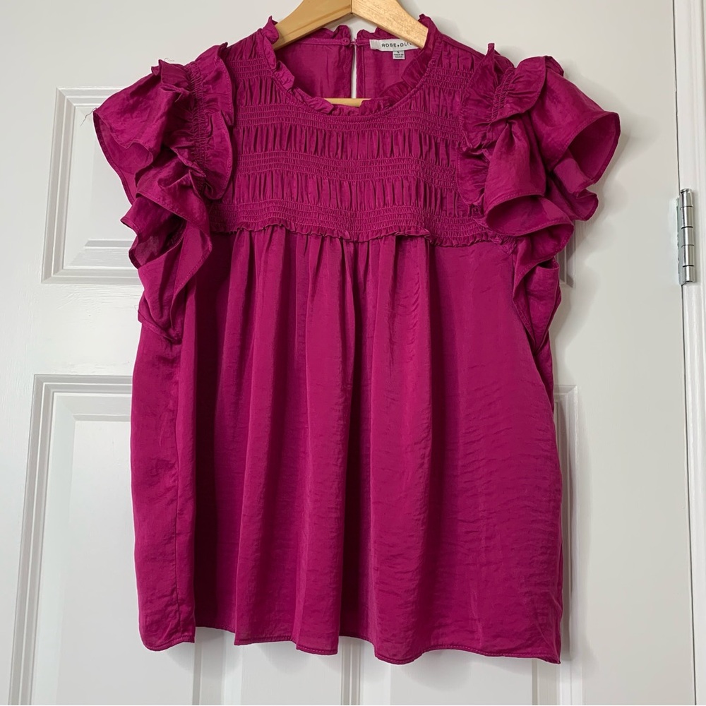 Rose and Olive Fuchsia Ruffle Short Sleeve Blouse Size L.
